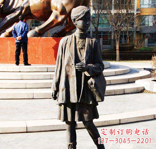 太原真实可爱的女孩铜雕塑