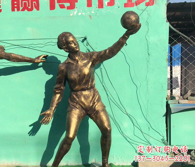 太原中领雕塑:学生运动的赞美——精美铜雕学生人物排球雕塑
