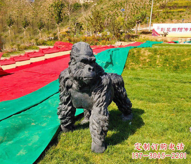 太原新颖优雅的广场铜雕行走猩猩雕塑