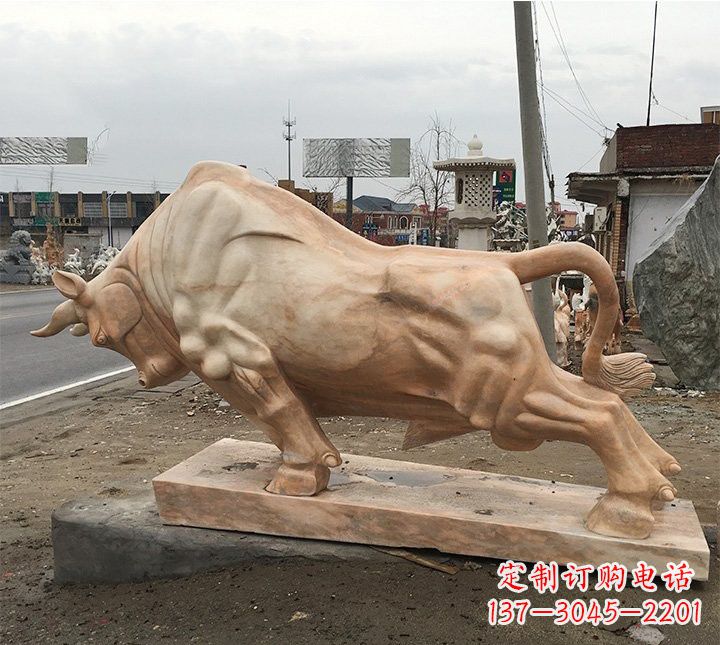 太原象征力量的广场晚霞红牛雕塑