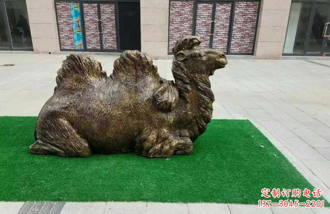 太原跪姿骆驼铜雕