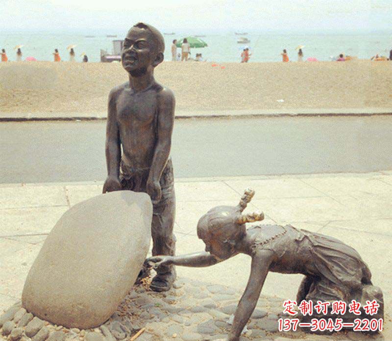 太原海边抬石头的小孩铜雕