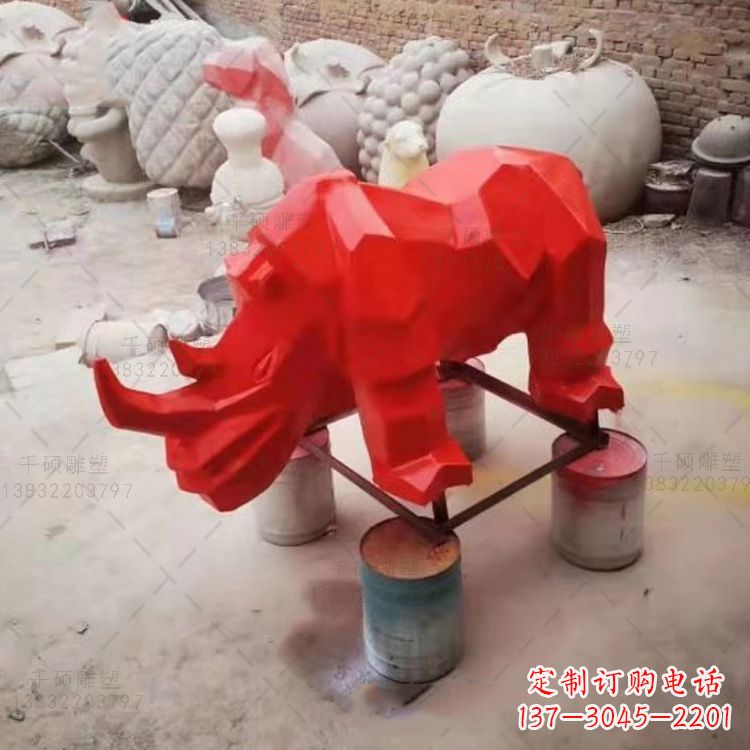 太原红色几何切面抽象犀牛雕塑