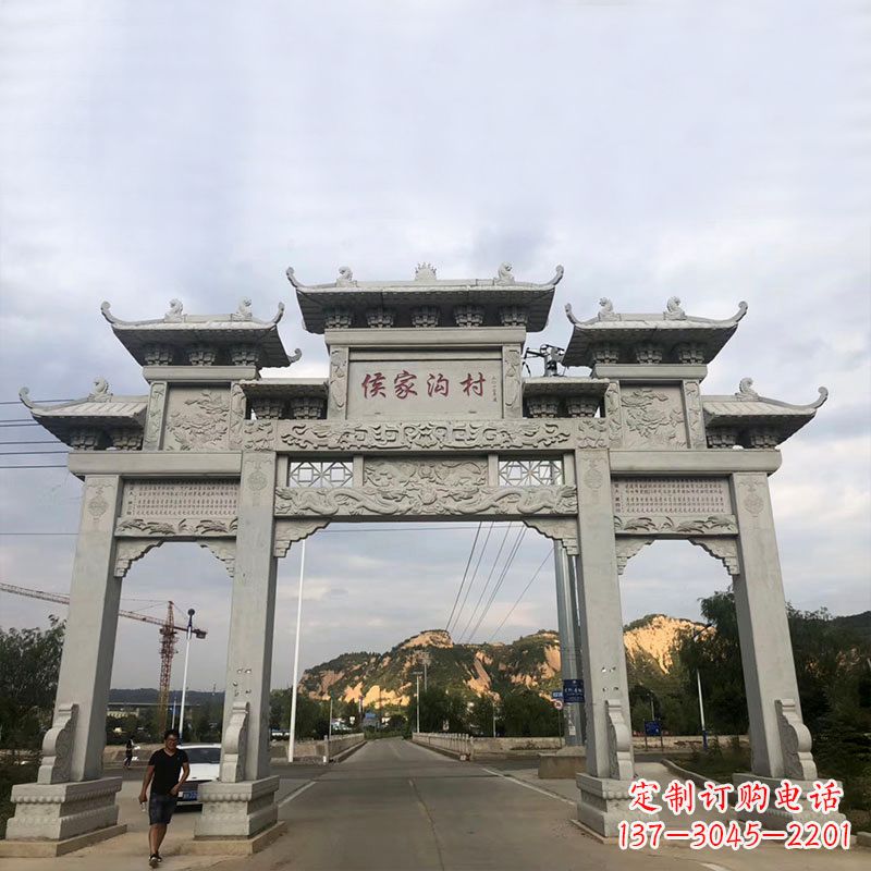 太原侯家沟村村口三门四柱石雕牌坊