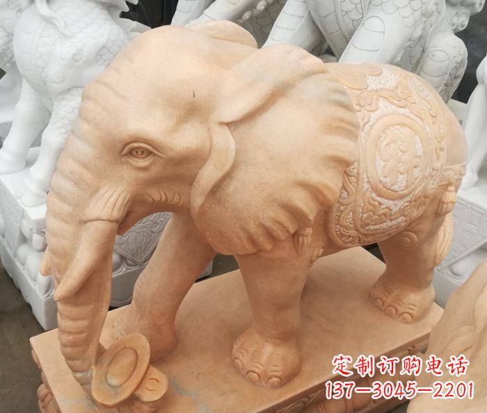 太原晚霞红门口石雕大象,美景祝福福气