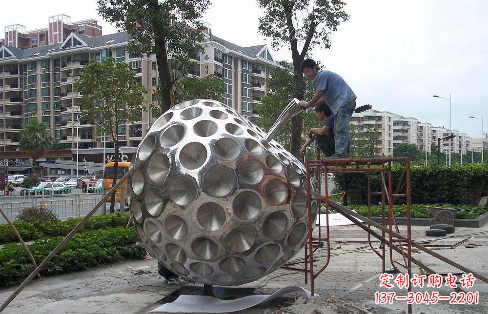 太原精心打造的街边苹果雕塑