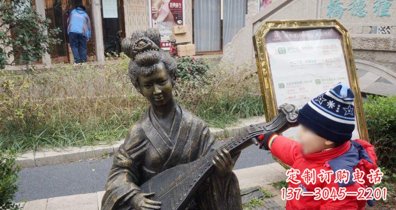 太原街边弹琵琶的古代美女人物景观铜雕