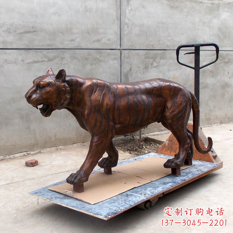 太原活力四射的老虎铜雕塑