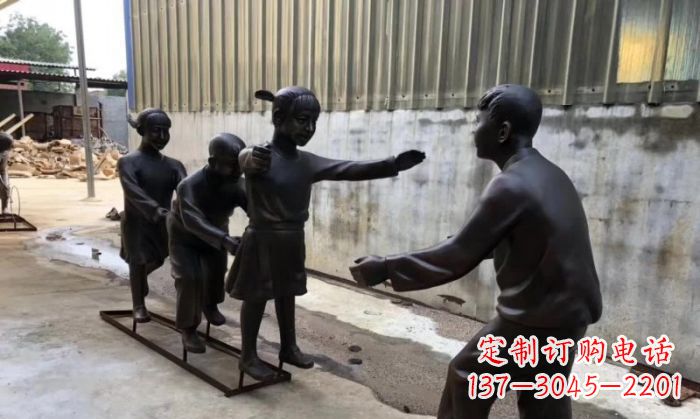 太原华中领雕塑出品——老鹰捉小鸡铜雕