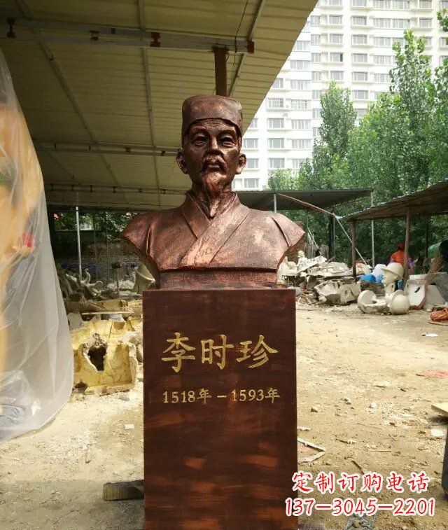 太原寓意深长精致细节——李时珍校园名人铜雕