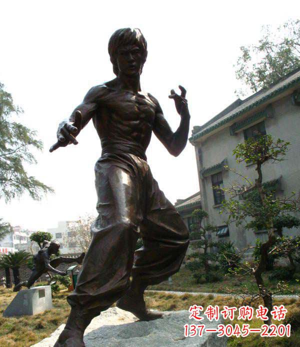 太原忠实再现李小龙公园名人铜雕