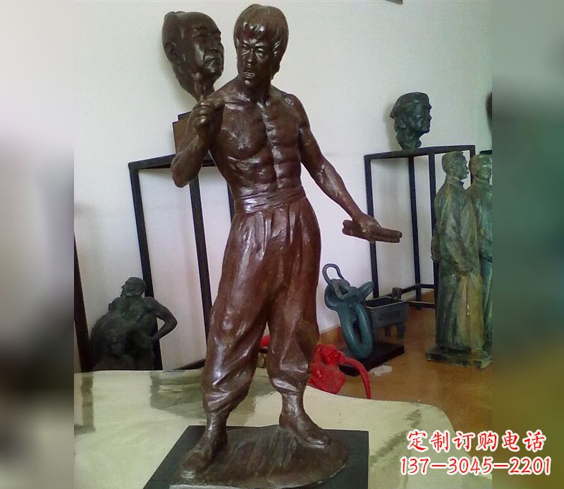 太原经典传奇-李小龙铜雕塑