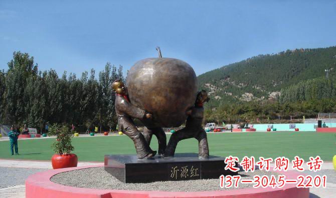 太原苹果融入两岁小孩的生活——公园铜雕