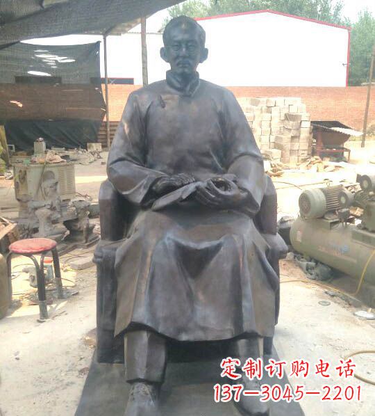 太原拿书的蔡元培铜雕