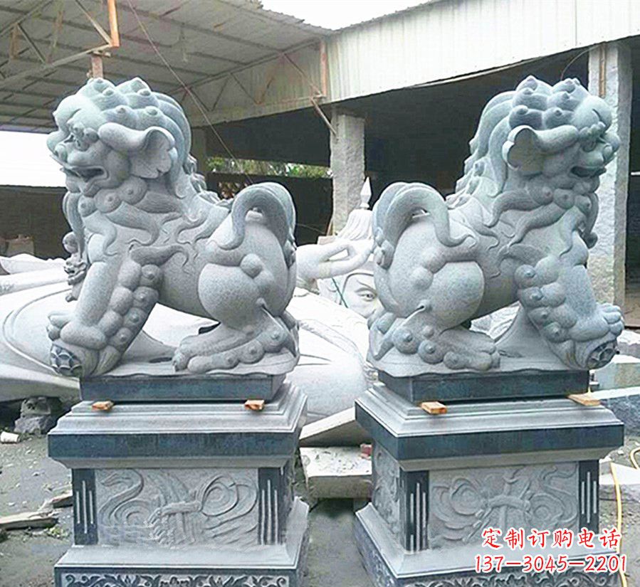 太原南方狮子献钱狮石雕,精美狮子雕塑为您庆祝