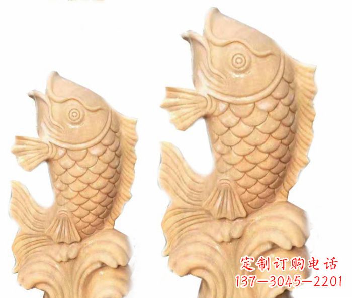 太原晚霞红石喷水鲤鱼雕塑,灵动悠扬
