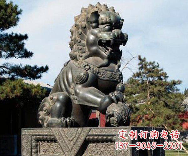 太原完美融合中西文化的铜狮子雕塑