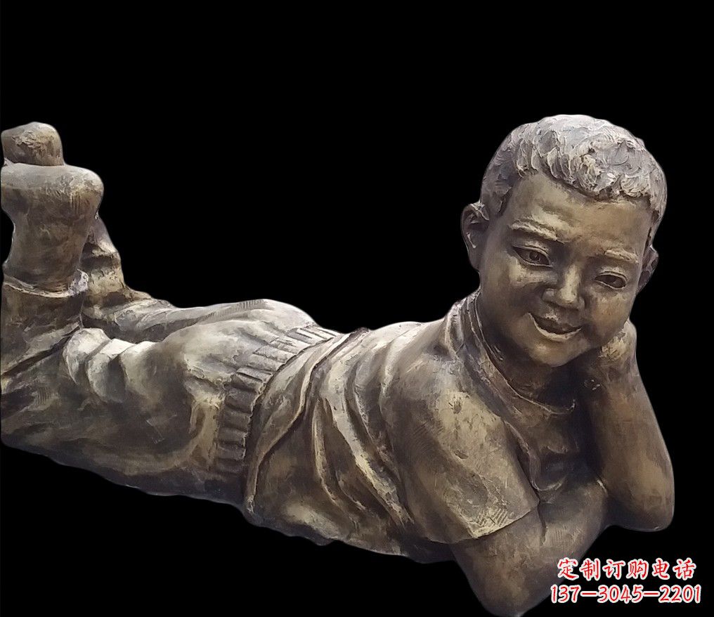 太原匍匐在地的小男孩铜雕像