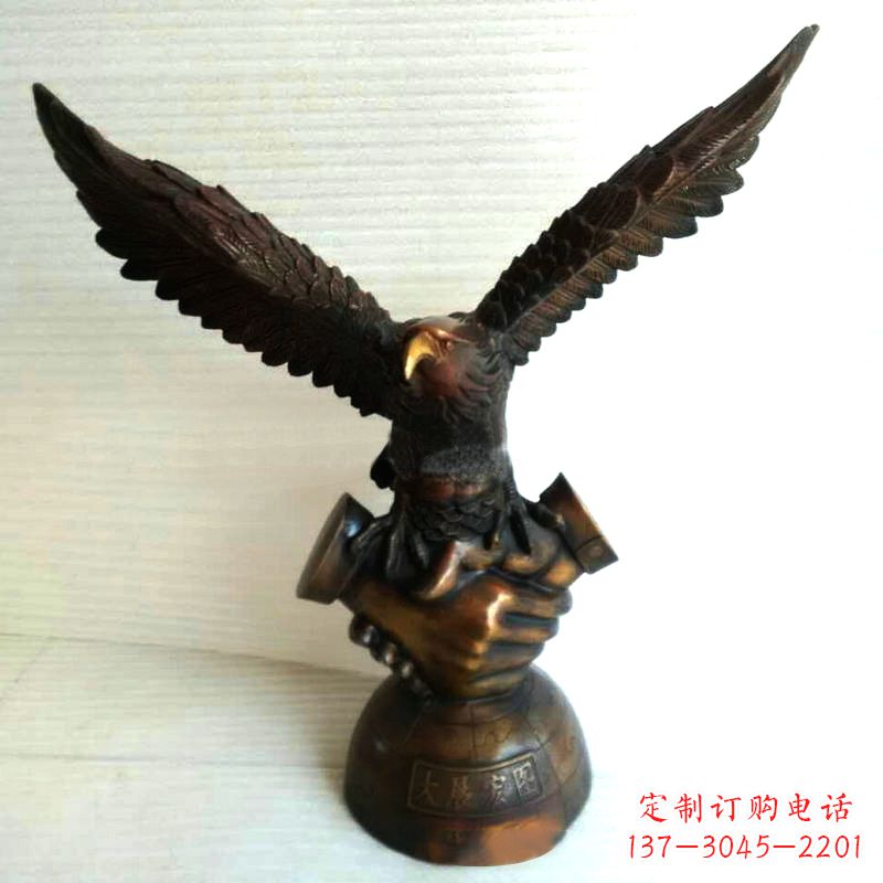 太原以老鹰为灵感的经典铜鼎