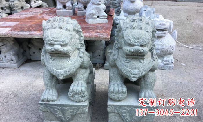 太原青石踩球狮子看门石雕,精致雕塑令门口更加精彩