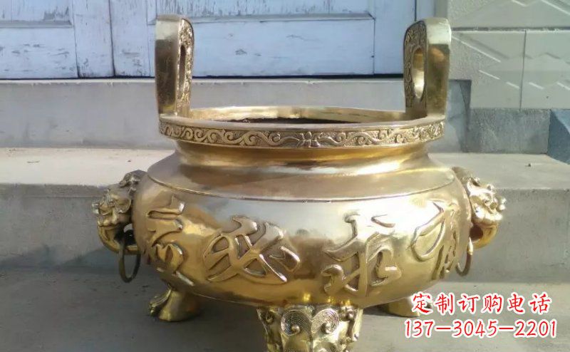 太原壮丽威猛的三足香炉铜雕