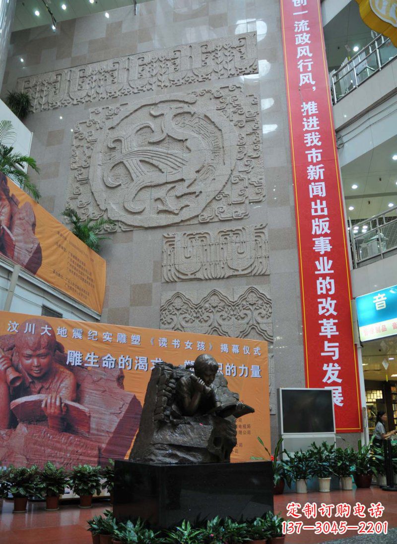 太原令人惊叹的小女孩景观铜雕
