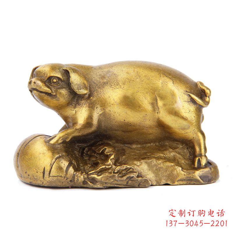 太原铸铜鎏金猪雕塑时尚炫彩,精致温馨