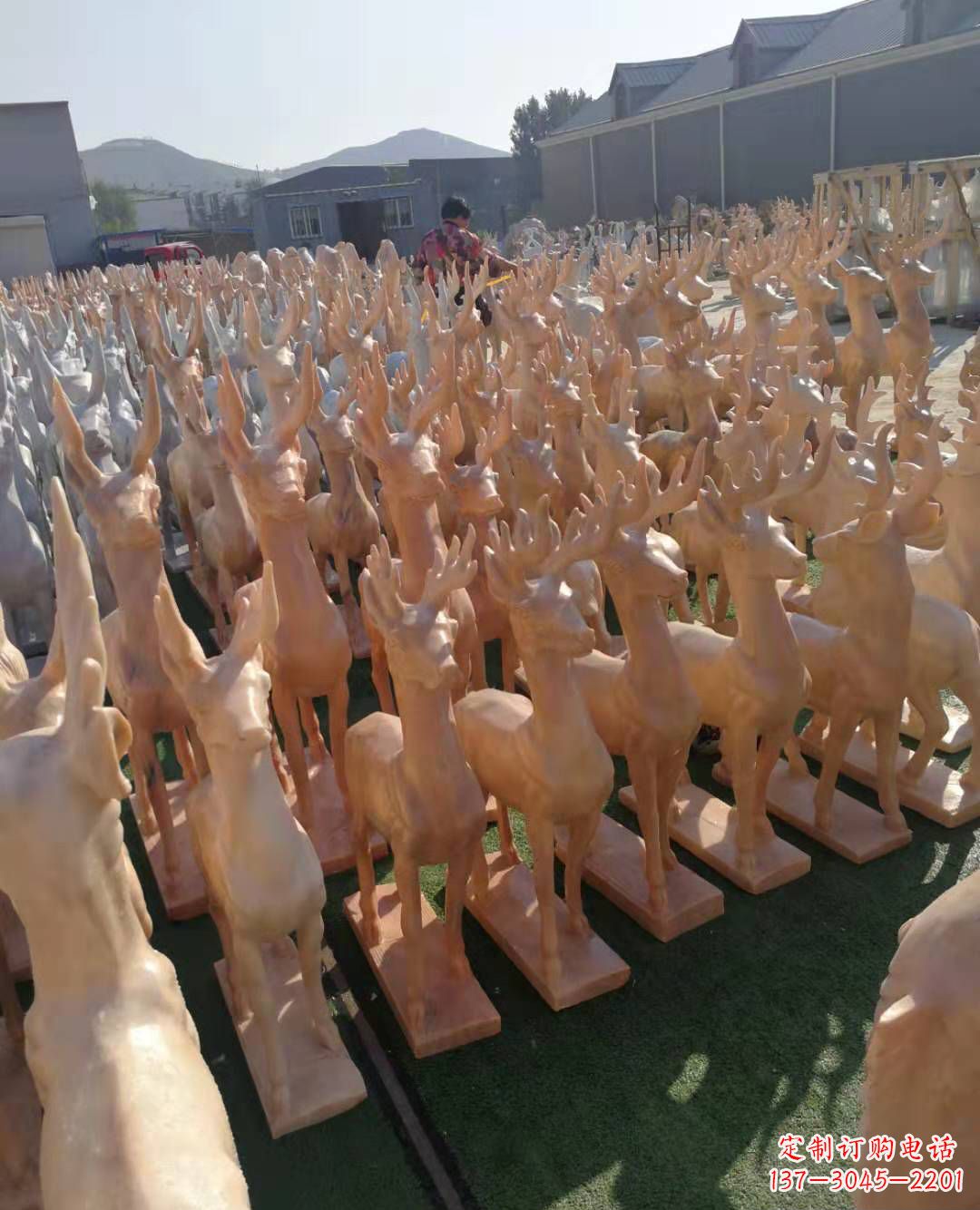 太原红梅花鹿雕塑,美丽而优雅