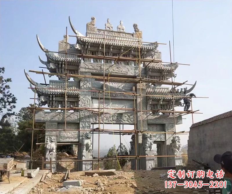 太原石牌坊外东侧的龙凤雕塑