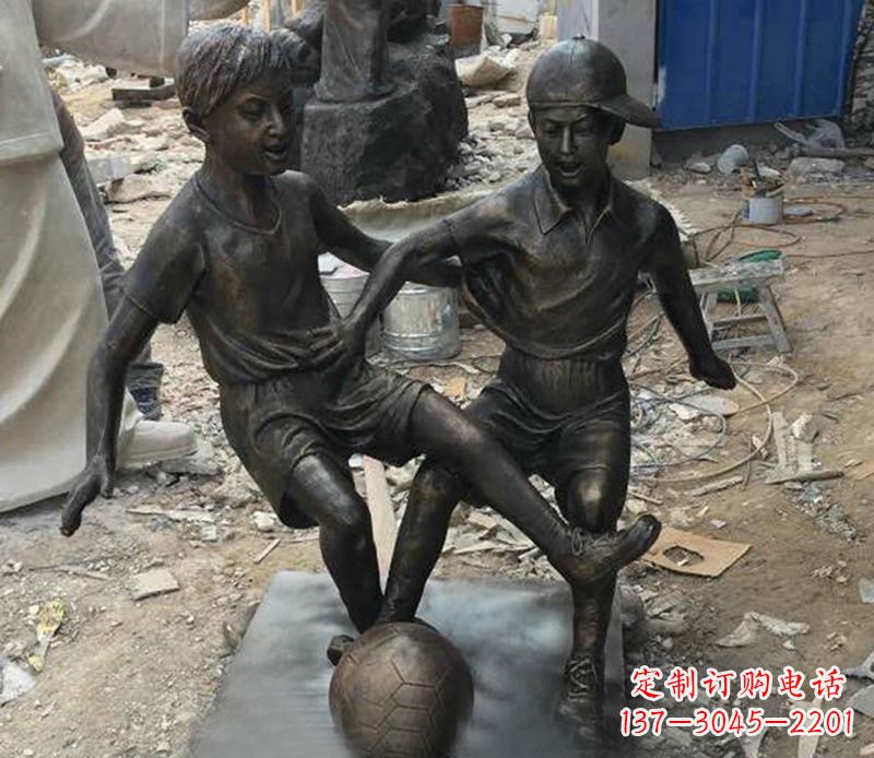 太原踢足球公园人物铜雕