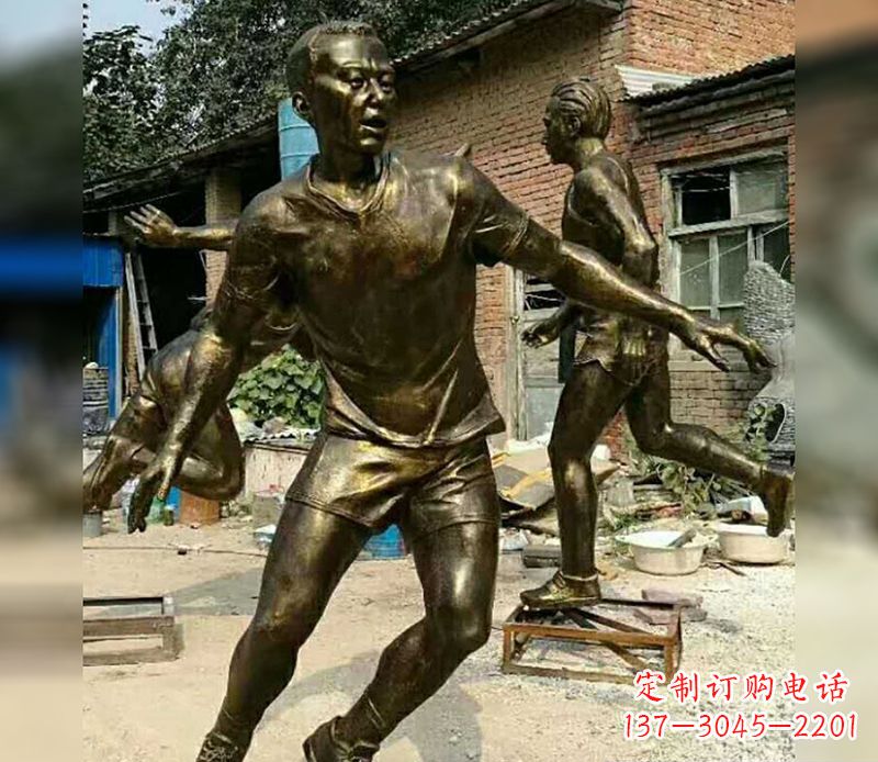 太原踢足球广场人物铜雕