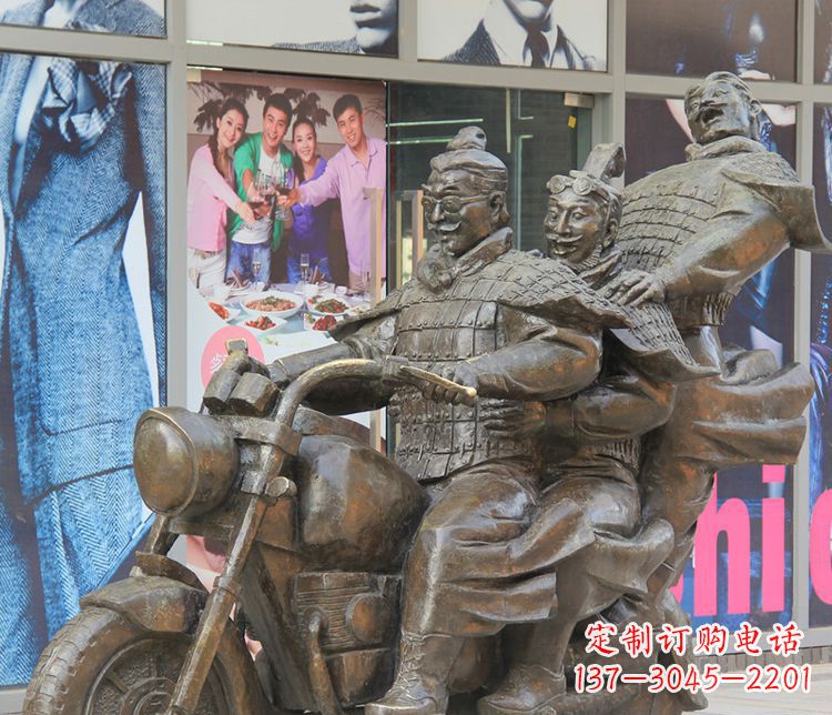 太原铜雕步行街骑摩托人物雕塑