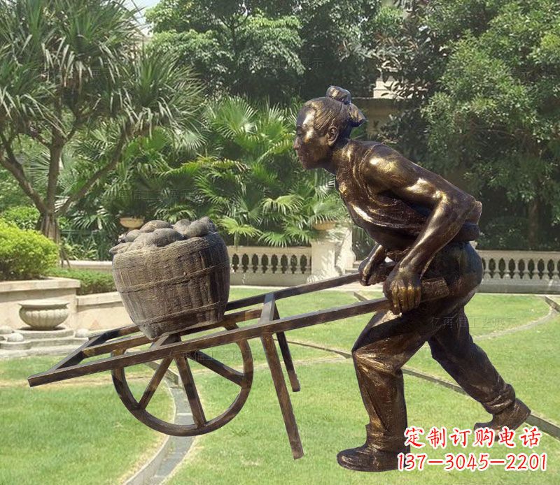 太原推独轮车的古人铜雕