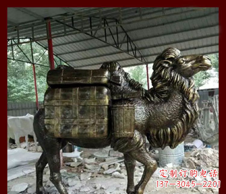 太原拖行李的骆驼动物铜雕