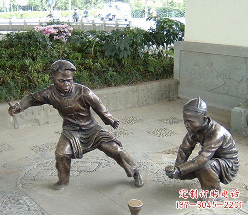 太原玩陀螺的古代儿童铜雕