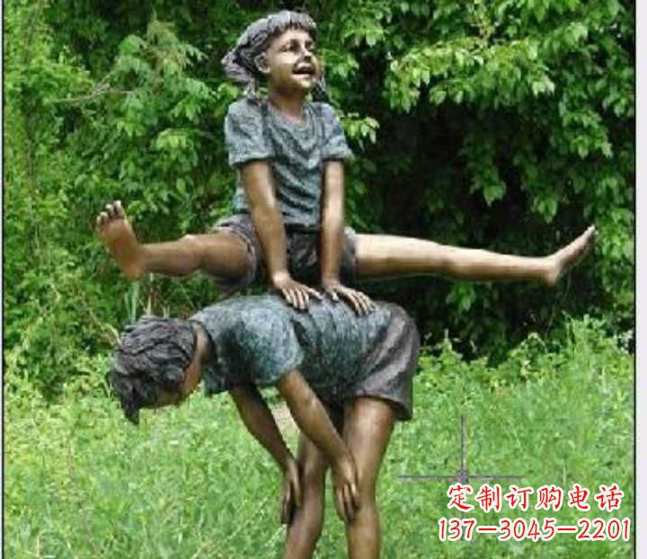 太原玩跳山羊的儿童铜雕