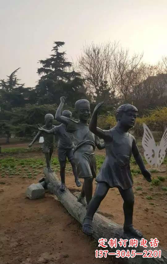 太原玩走独木桥儿童铜雕