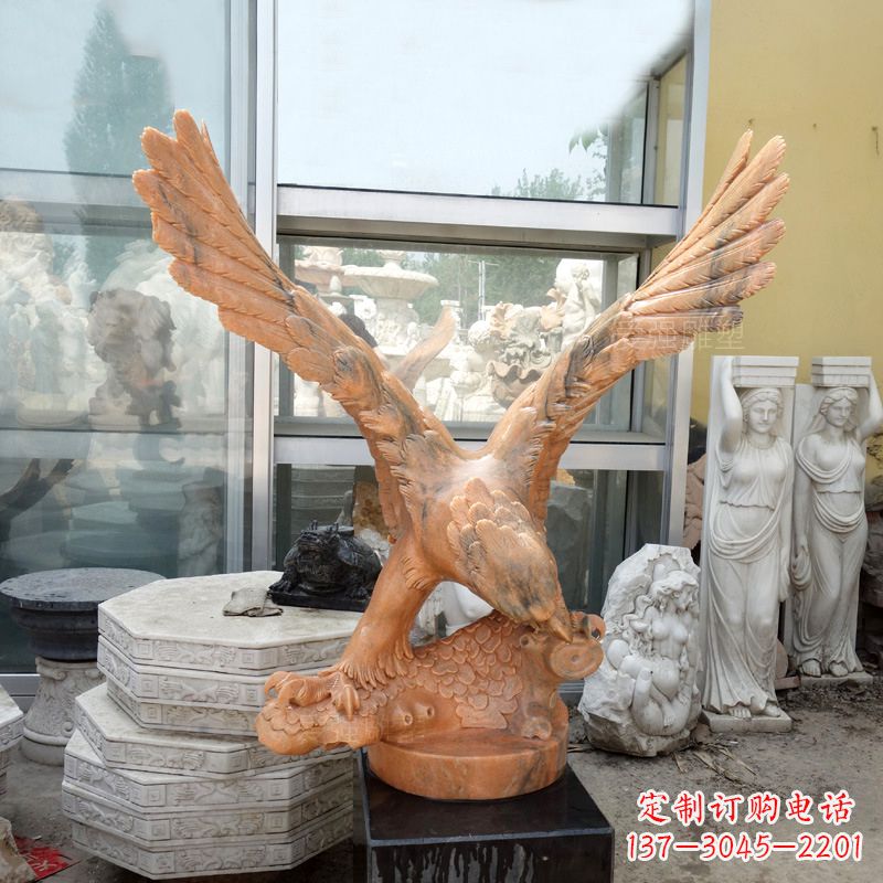 太原晚霞红老鹰石雕塑
