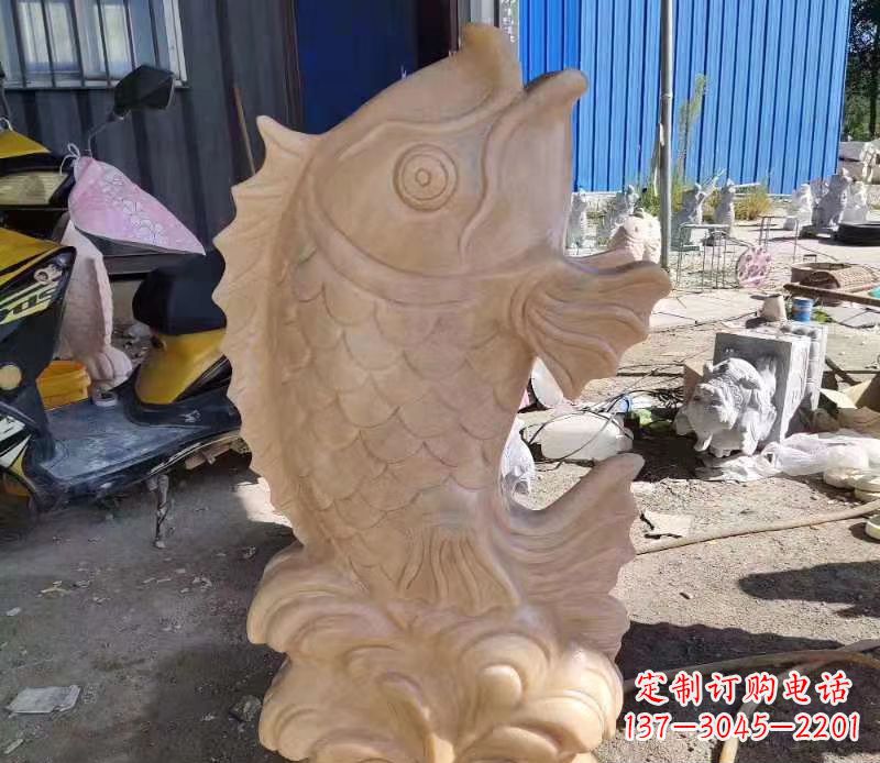 太原晚霞红喷水鲤鱼石雕