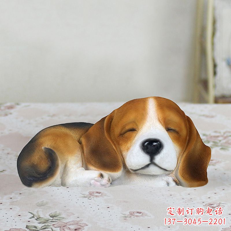 太原卧姿比格犬仿真雕塑,睡觉的小狗狗是内美陈动物雕塑摆件