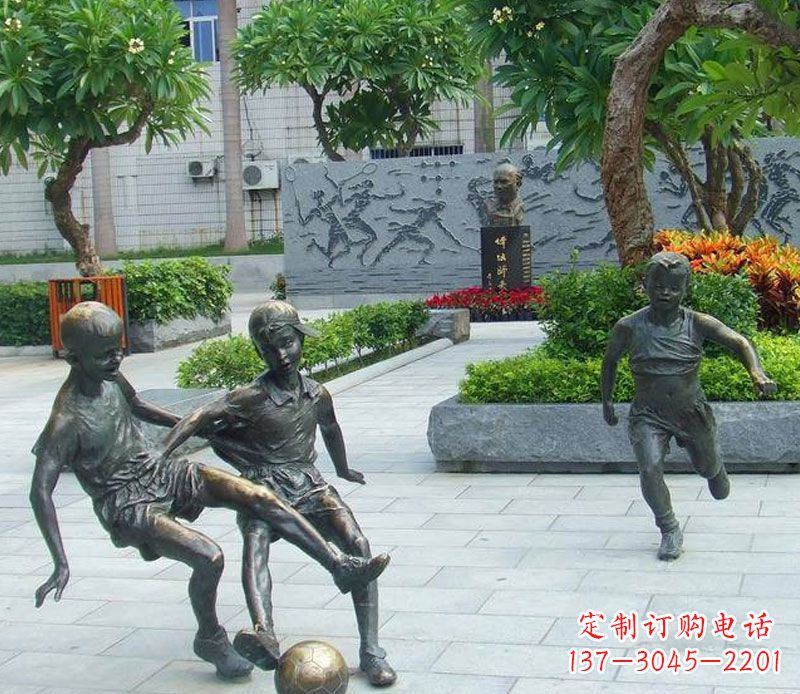 太原小孩踢足球公园景观铜雕
