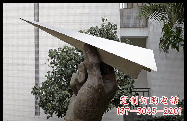 太原小区不锈钢手拿纸飞机雕塑