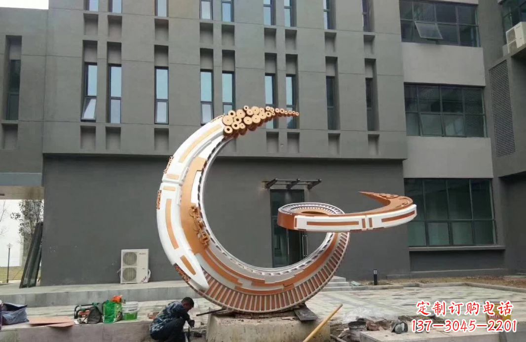 太原小区抽象不锈钢月亮雕塑