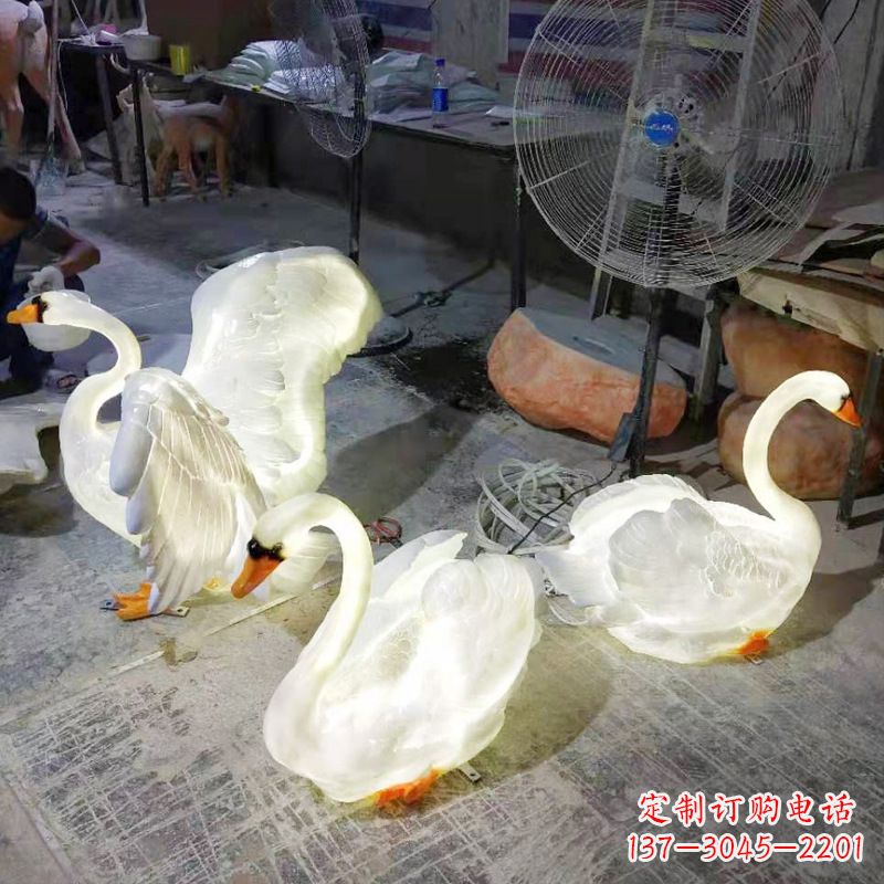 太原小区园林草坪发光天鹅景观雕塑摆件