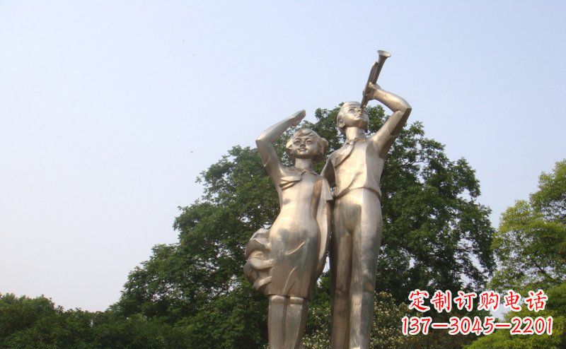 太原校园吹军号敬礼的小学生人物景观铜雕