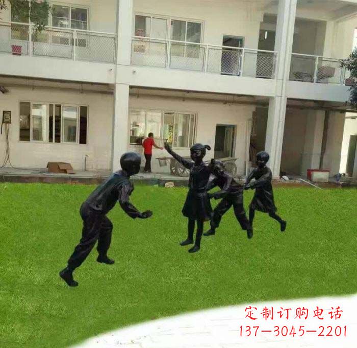 太原校园儿童玩老鹰捉小鸡铜雕