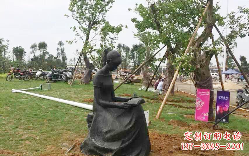 太原校园看书女孩雕塑