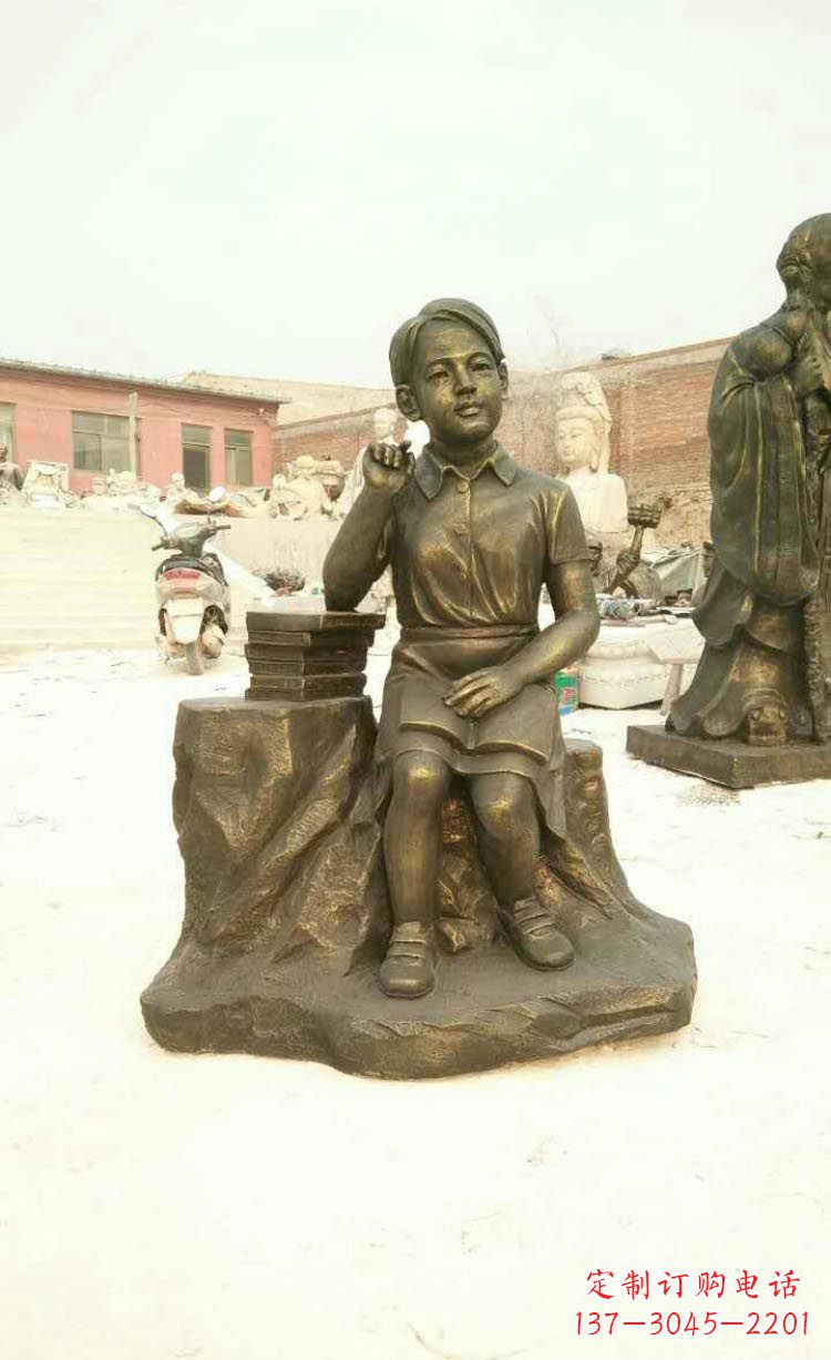 太原校园看书思考的学生铜雕