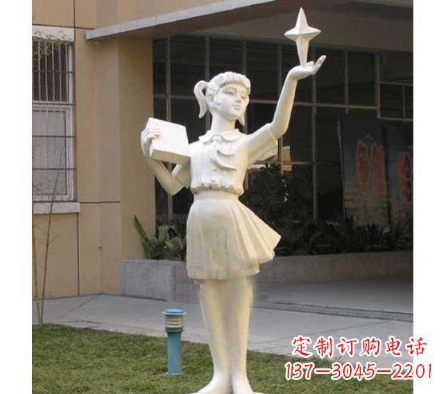 太原校园拿书本的小学生石雕