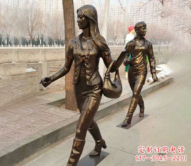 太原行走的女人街边人物铜雕